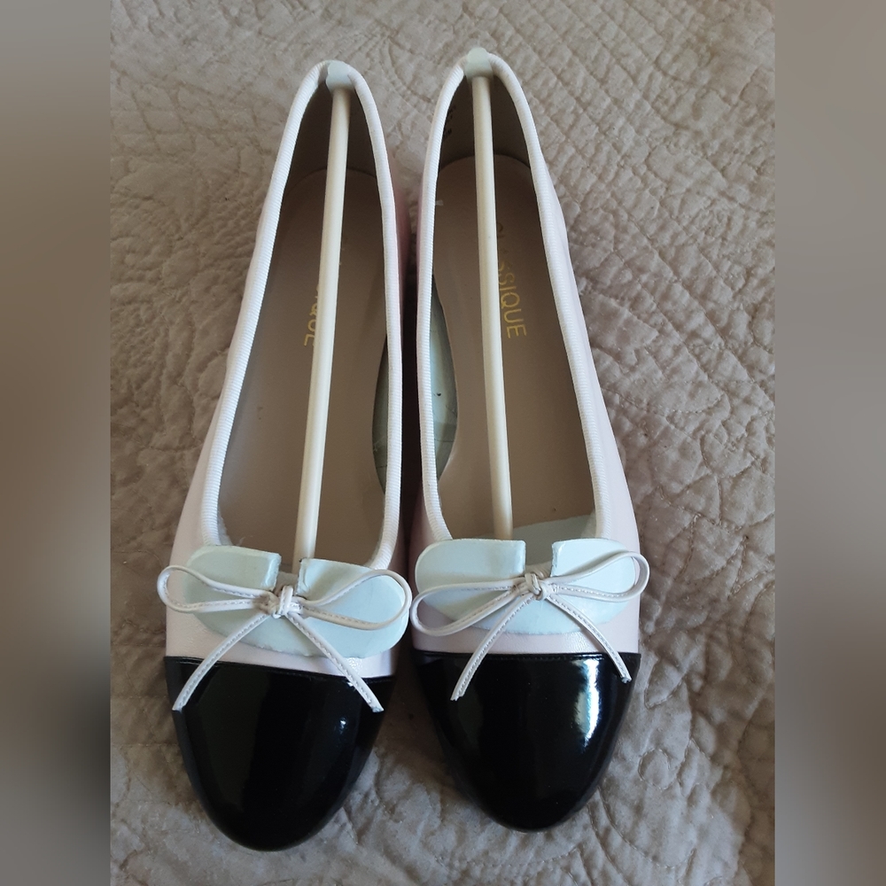 New and never worn womens CLASSIQUE ballet-style shoes